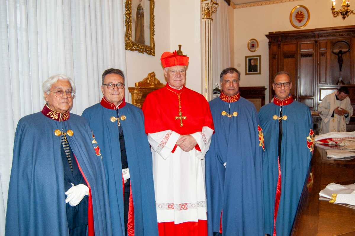 Foto di gruppo dei Cavalieri con il Cardinale
