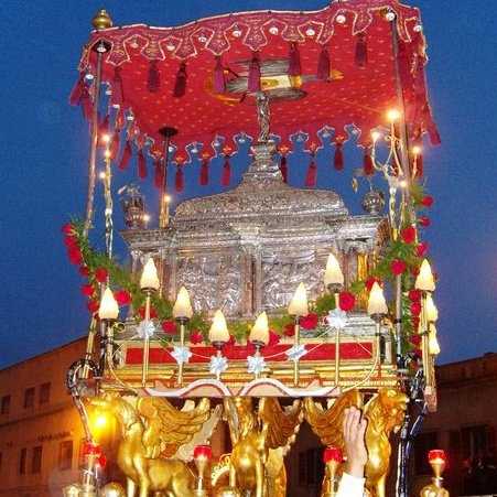 Urna nella processione
