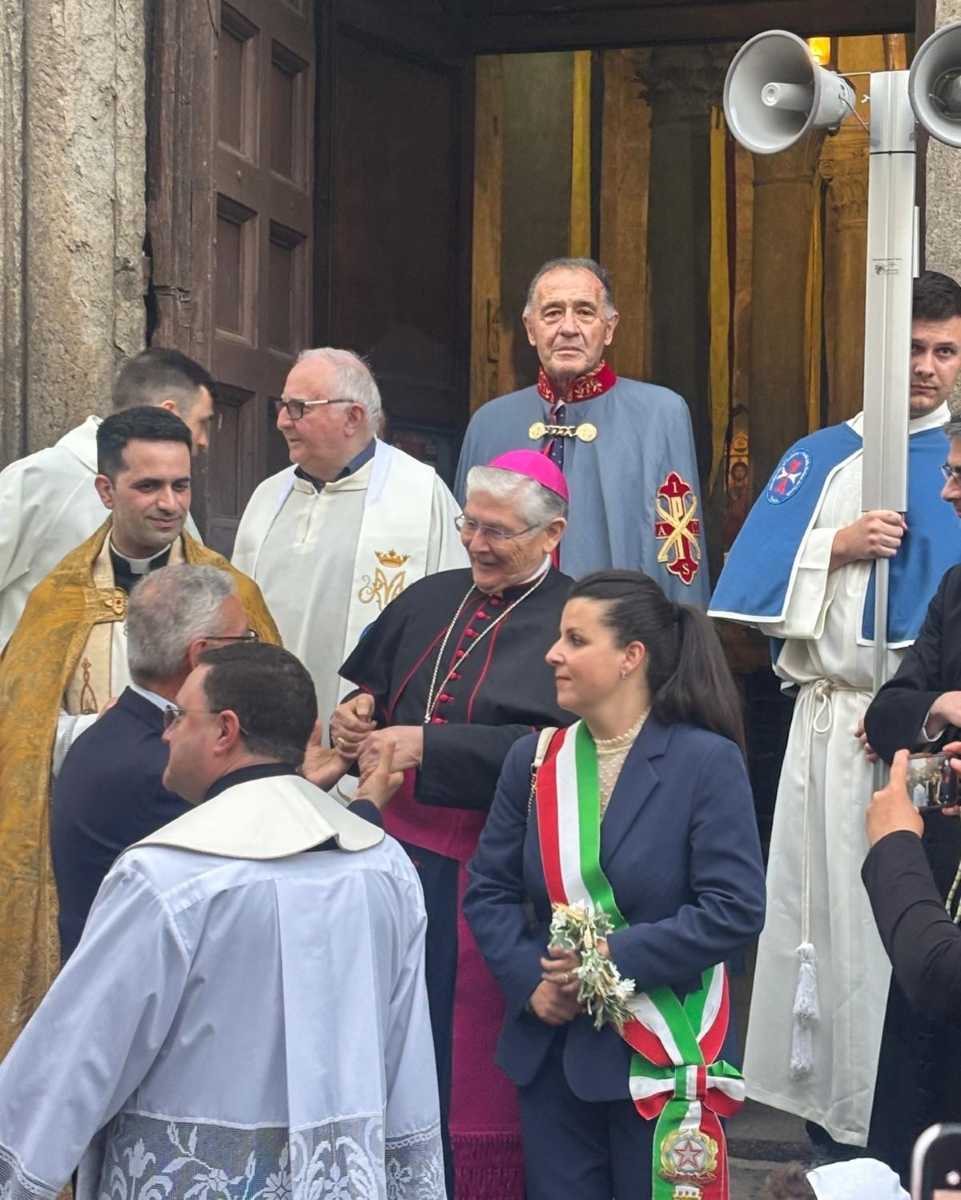 Il vescovo e il Sindaco con il Delegato al termine della Processione