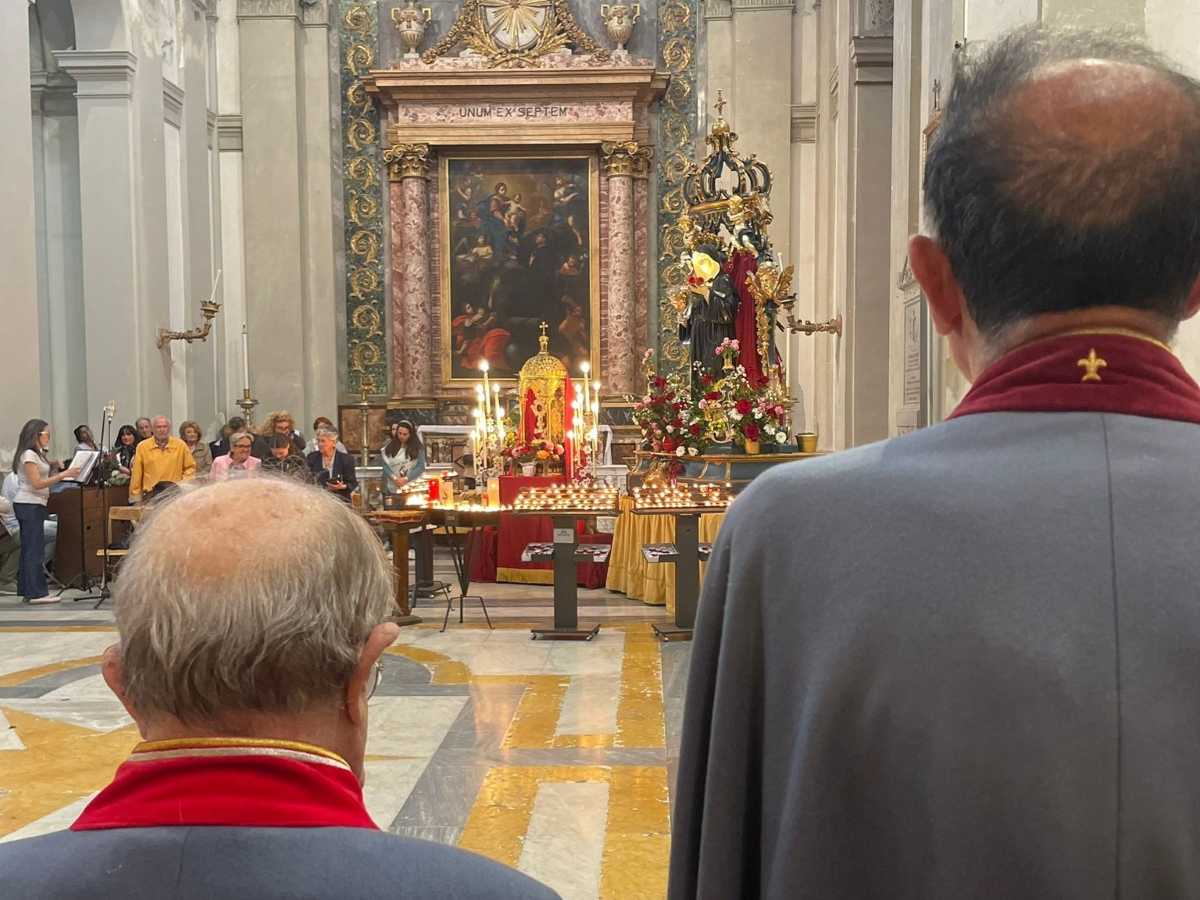 Cavalieri di fronte all'altare di Santa Rita