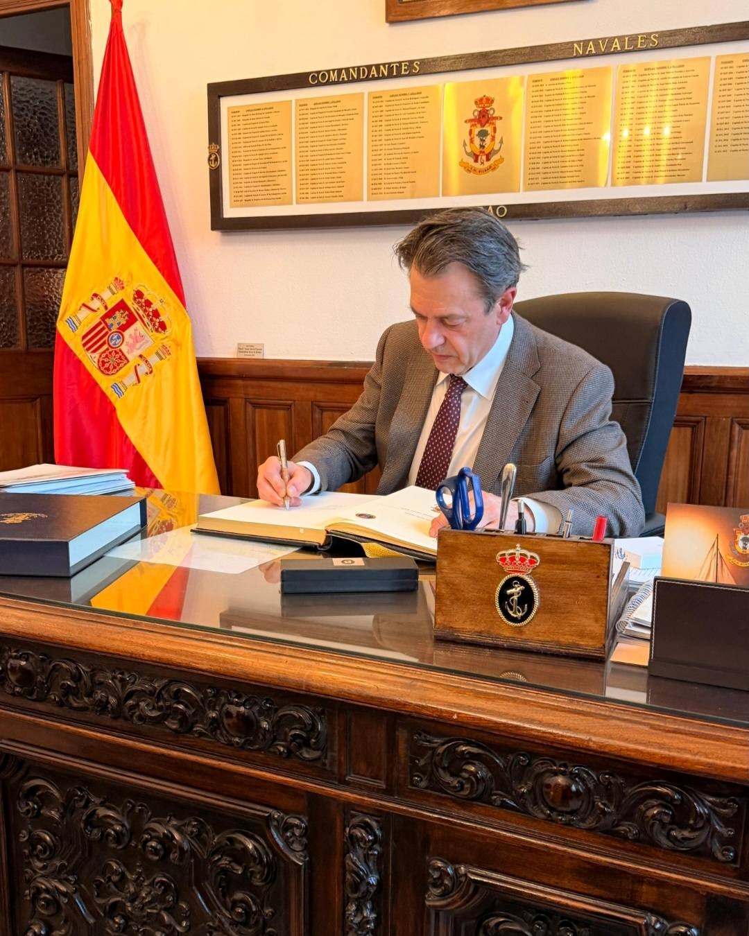 L'artista firma