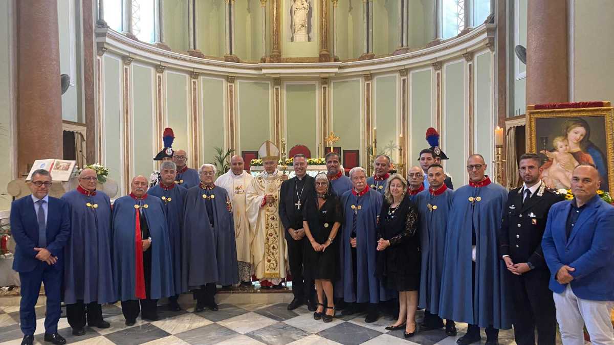 Foto di gruppo con i vescovi e le autorità