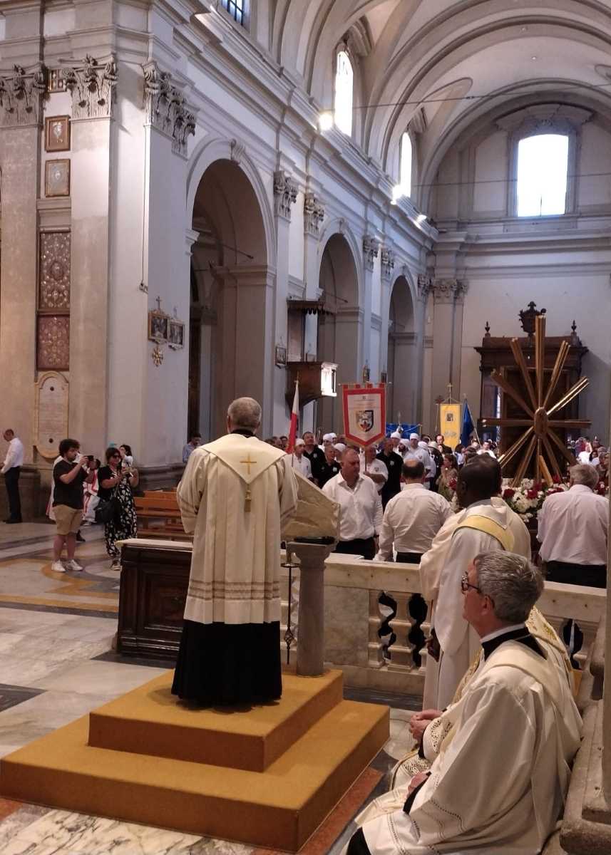 L'Icona entra in chiesa