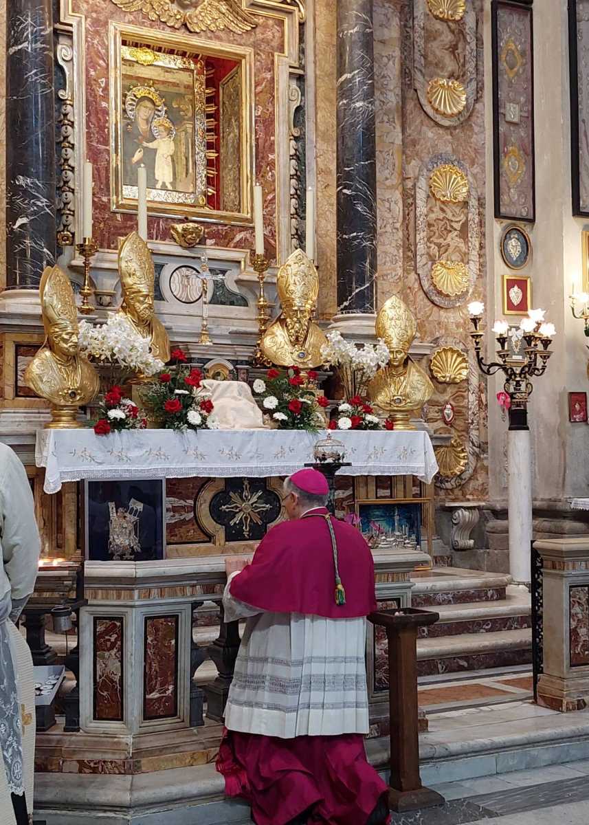 Vescovo davanti all'altare della Madonna
