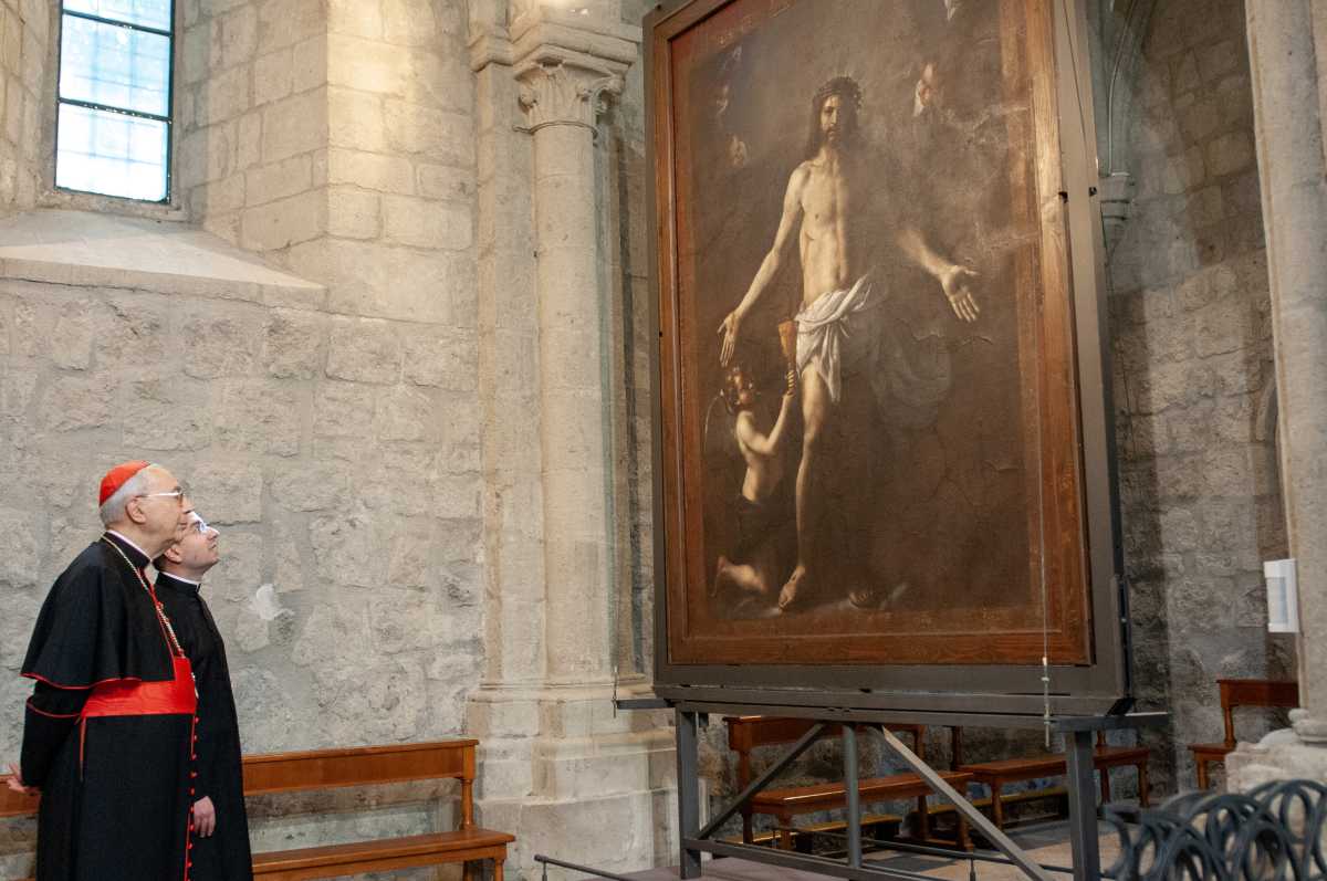 Cardinale e Parroco davanti allo Stendardo