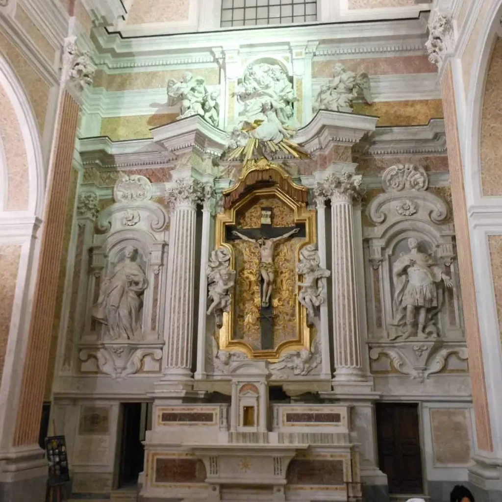 Vista del crocifisso nell'Oratorio del Santissimo Crocifisso a Napoli