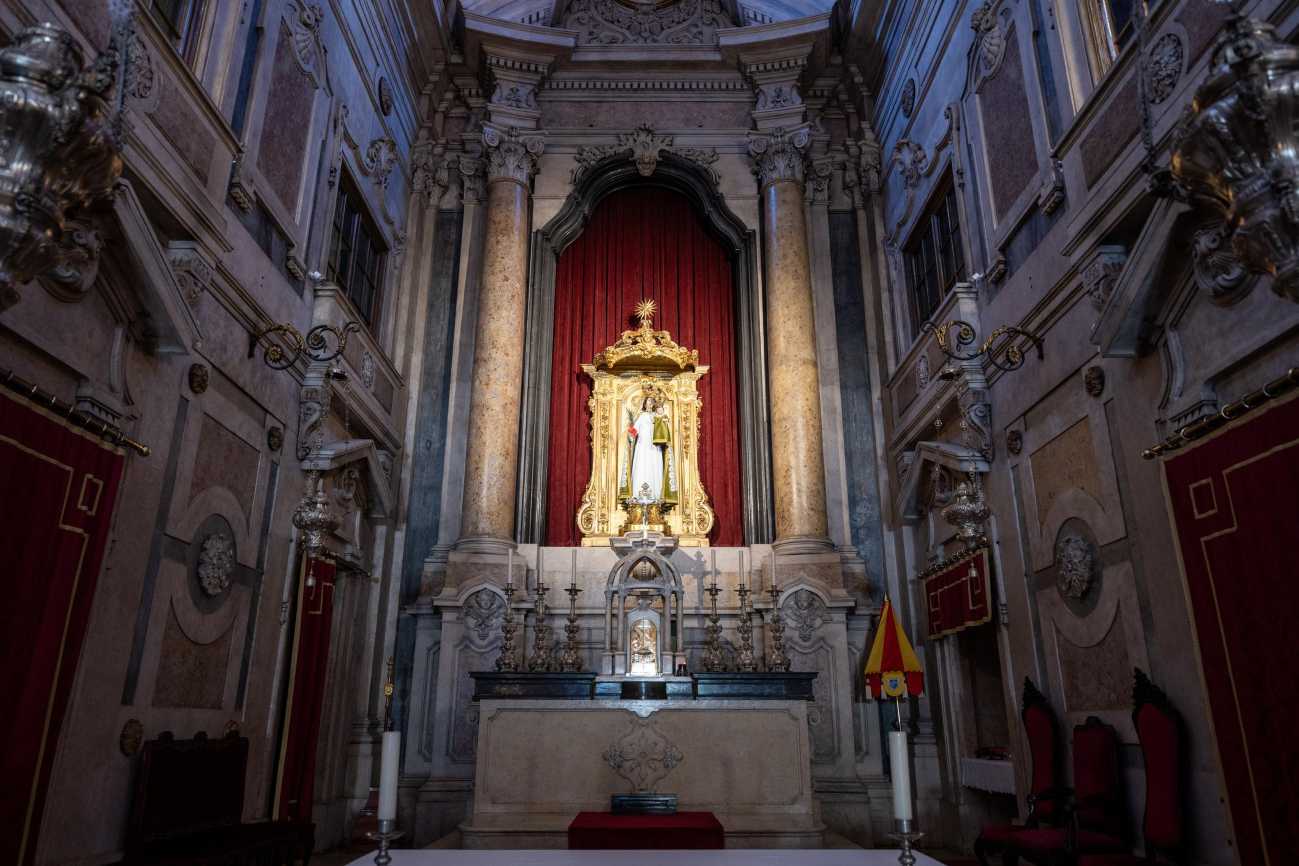 Altare maggiore con l'immagine della Madonna