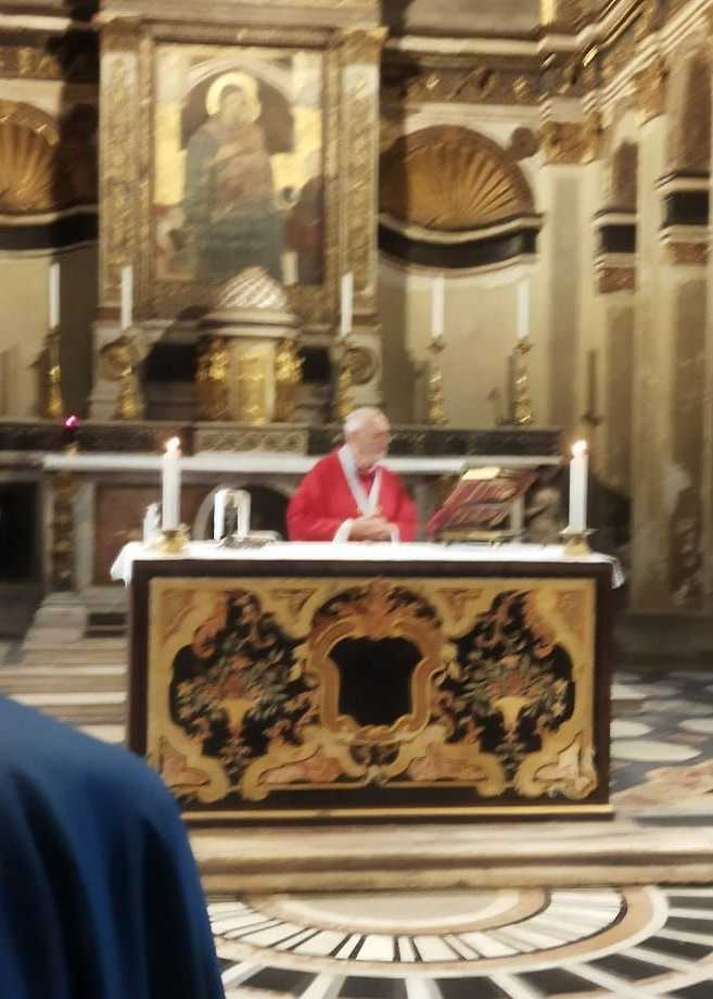 Il celebrante durante la Santa Messa