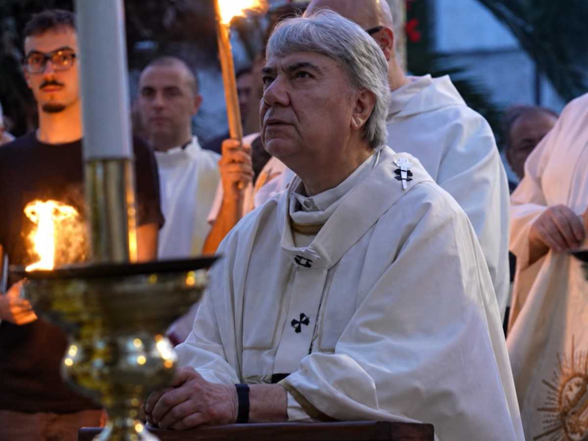 Cardinale in Adorazione Eucaristica