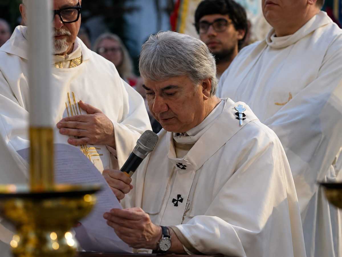 Cardinale legge la preghiera
