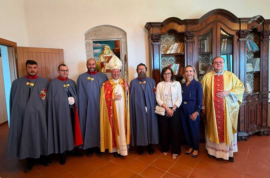 Foto di gruppo con il vescovo
