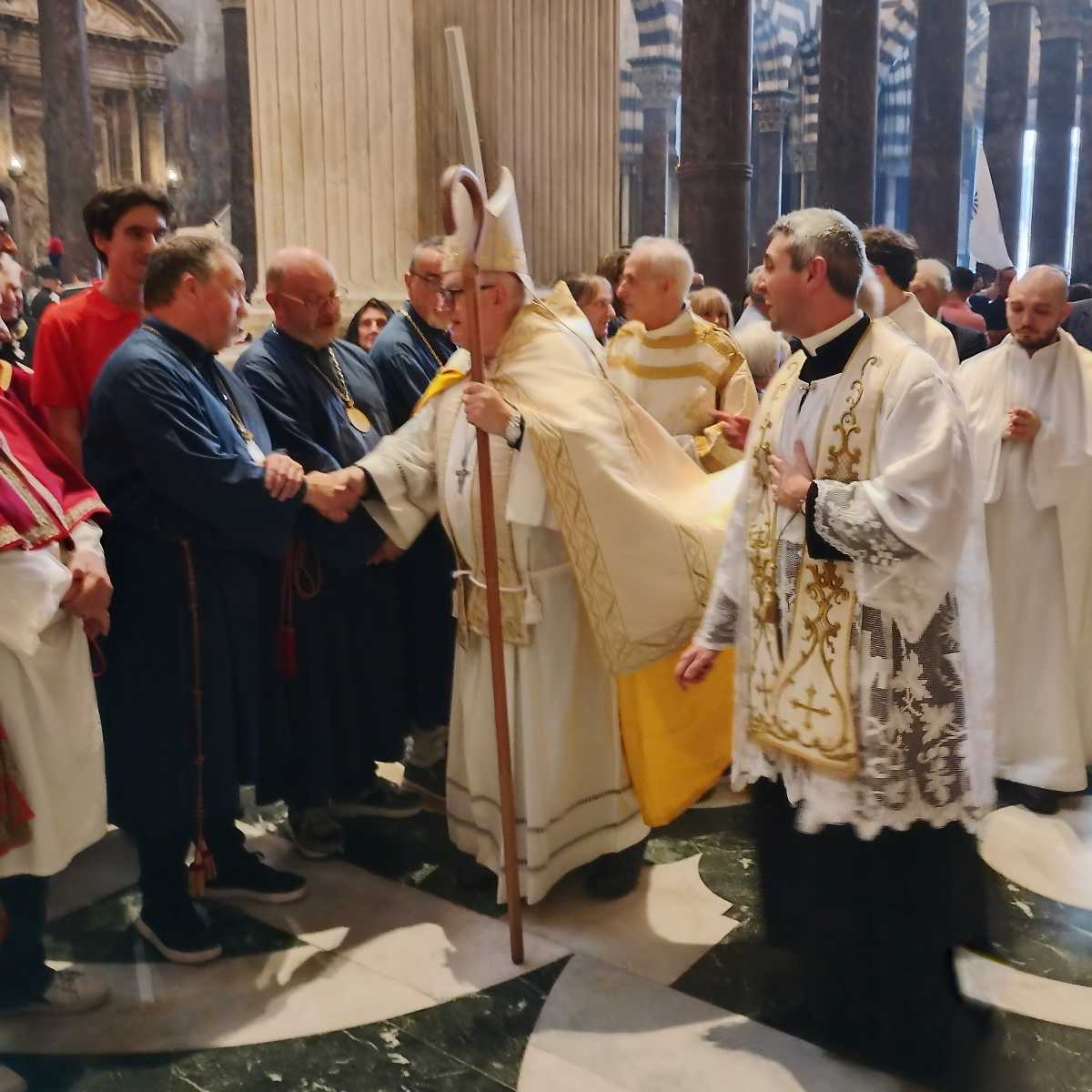 Arcivescovo saluta presenti
