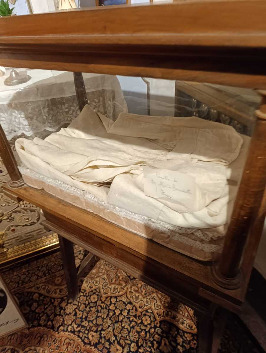 Preghiera presso la tomba di Suor Maria Benedetta Frey