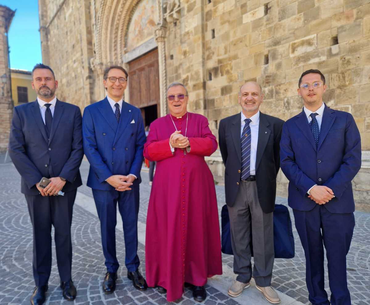 Foto di gruppo con il vescovo