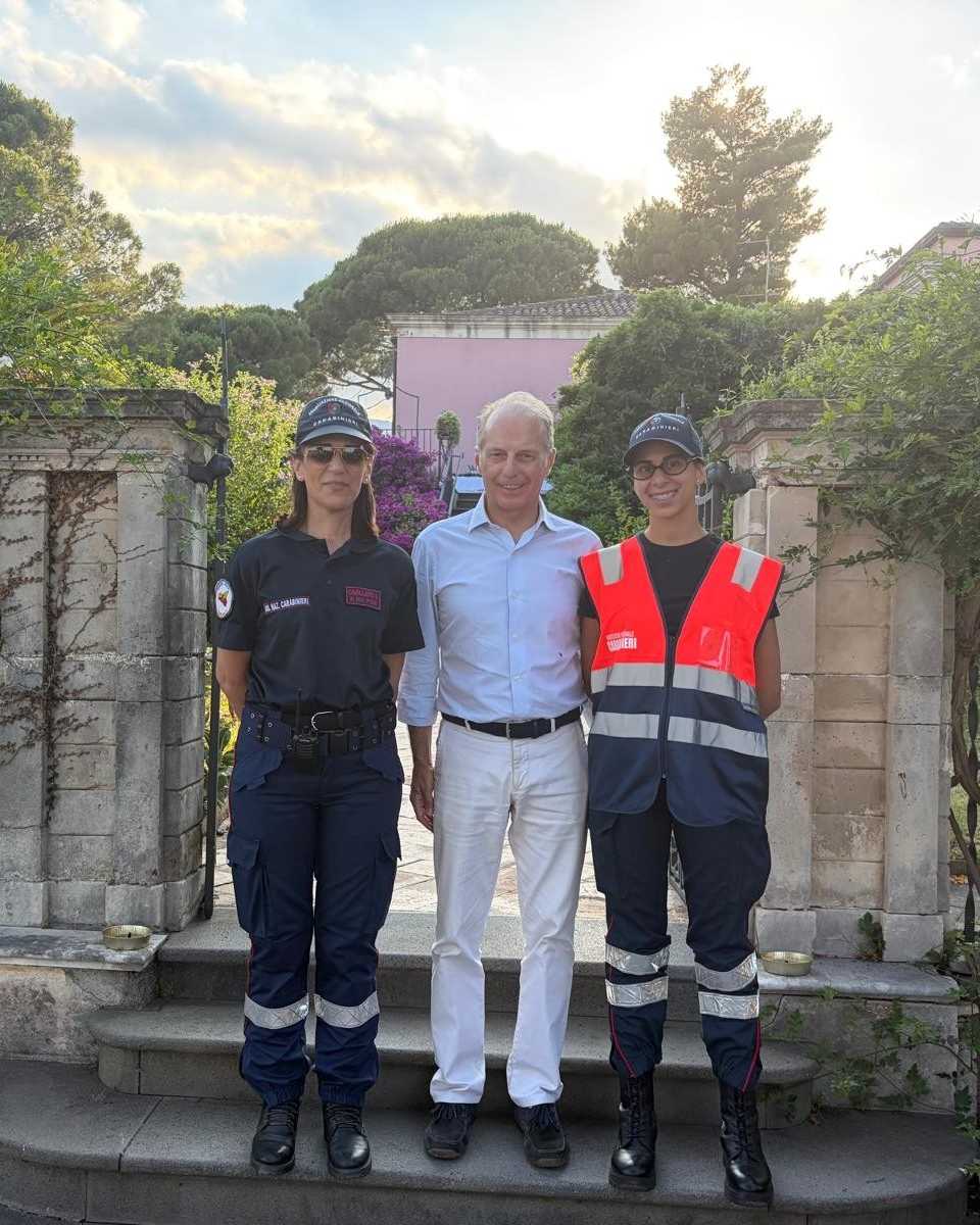 Don Pietro Moncada Paternò Castello con due volontarie
