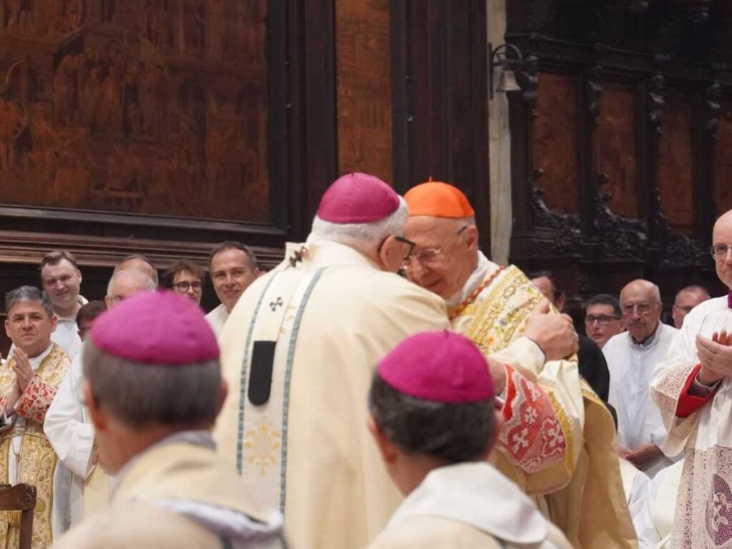 Abbraccio di Mons. Tasca al Card. Bagnasco