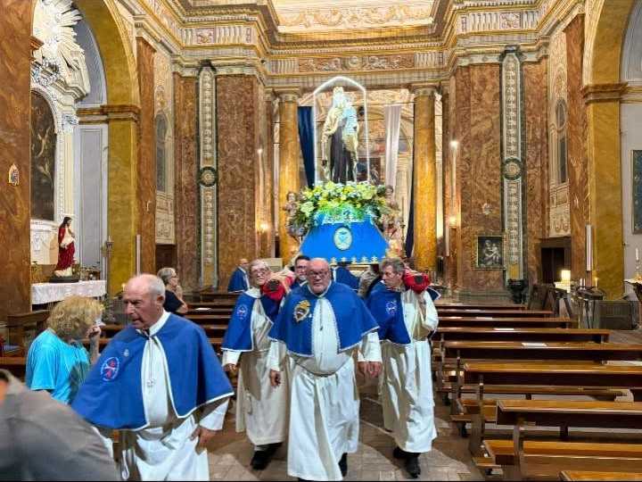 Gli Araldi portano la statua