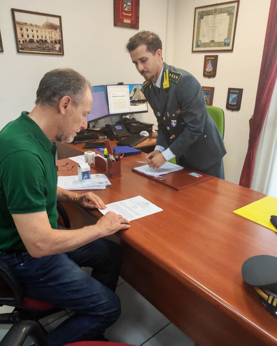 La firma dei documenti di consegna