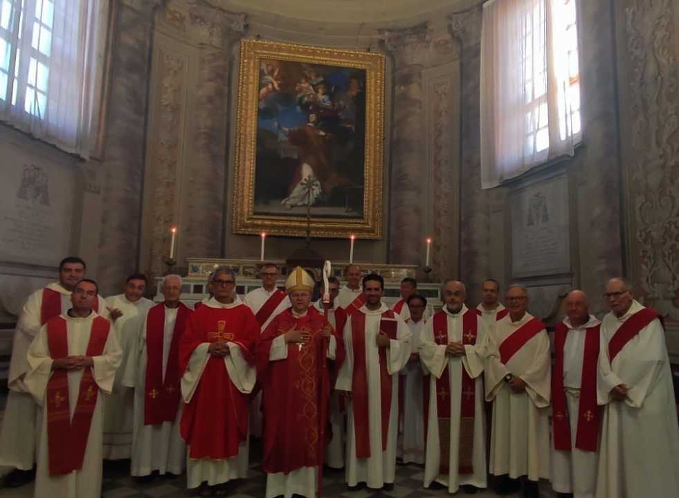 Foto di gruppo del Vescovo con i concelebranti e i diaconi nel Cappellone