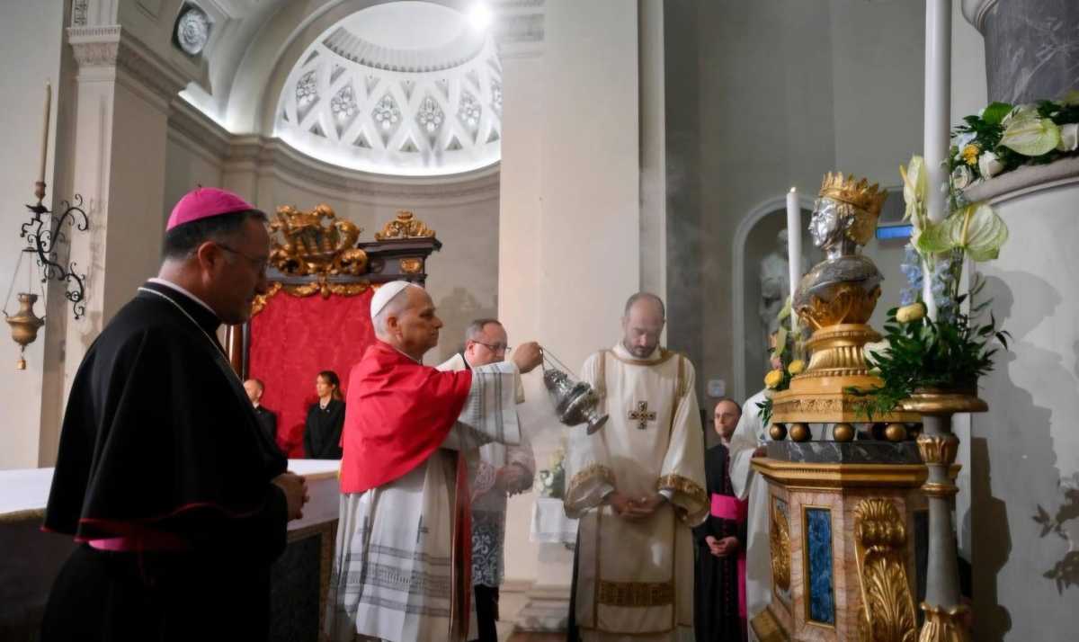 Il Papa venera le reliquie