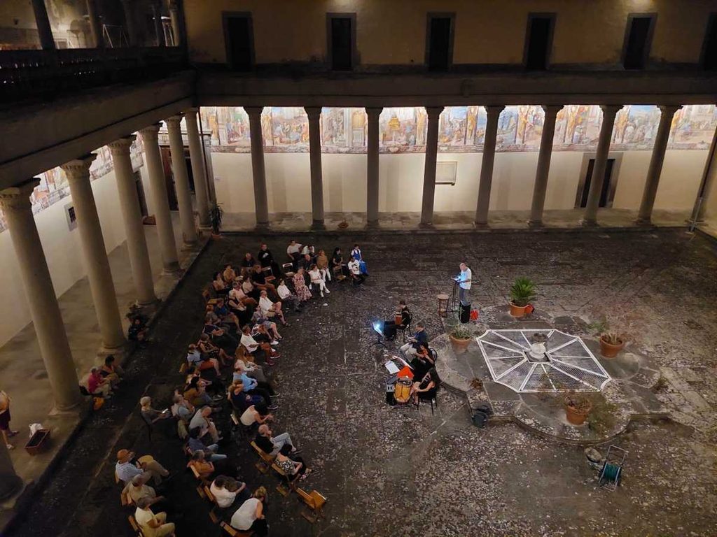 Serata nel chiostro