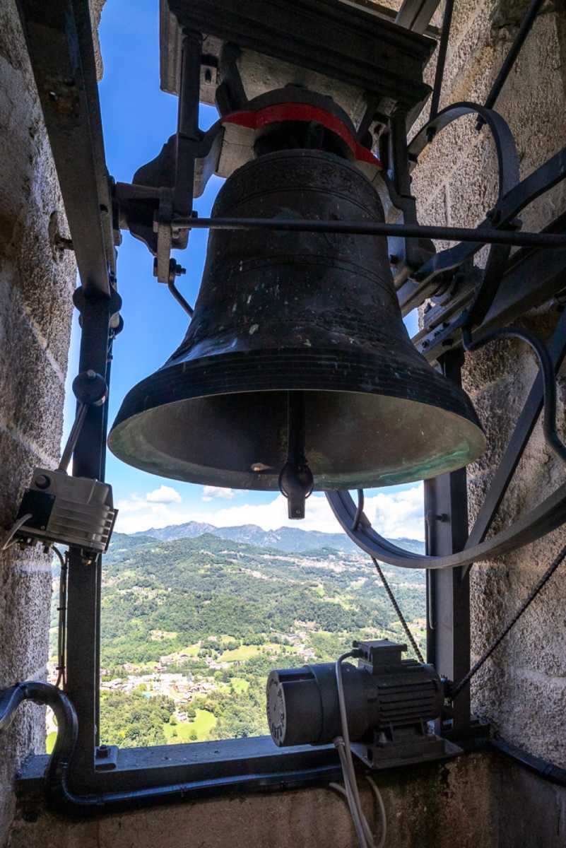 Campana con veduta valle