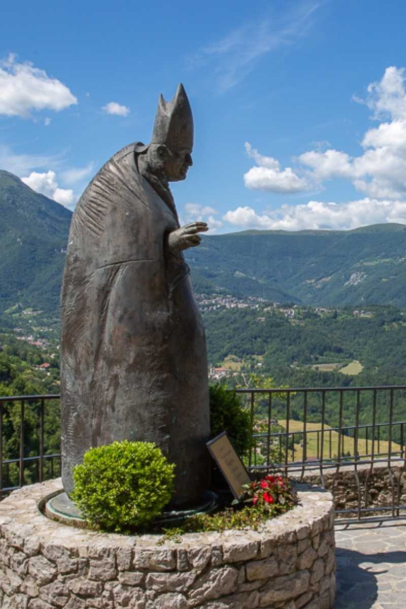Statua Giovanni XXIII con veduta valle