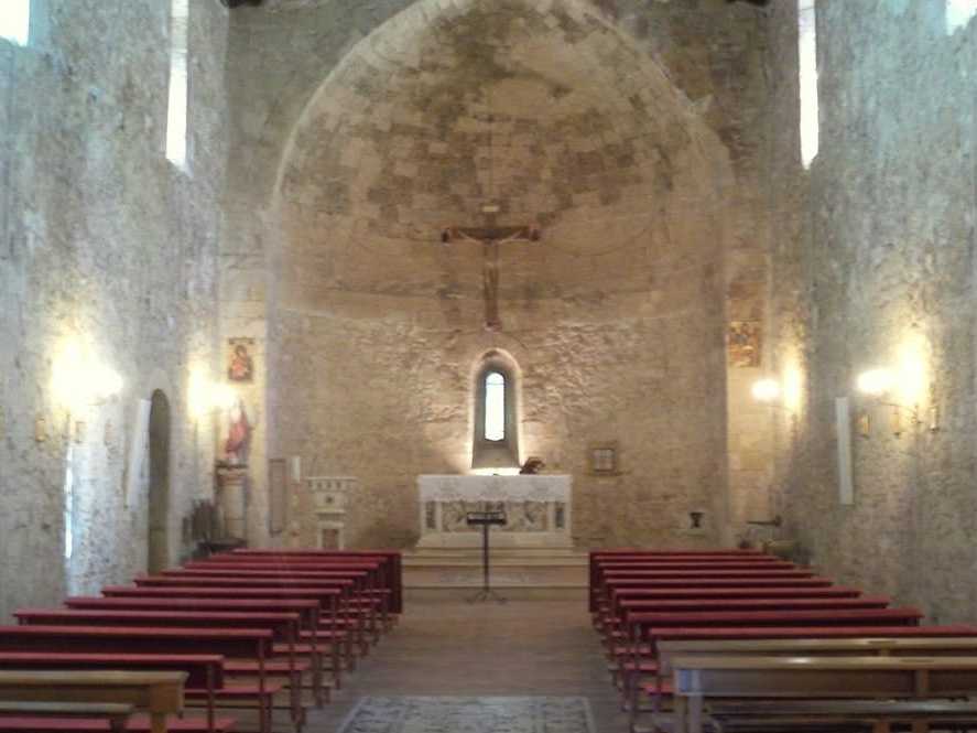 La chiesa interno visto altare