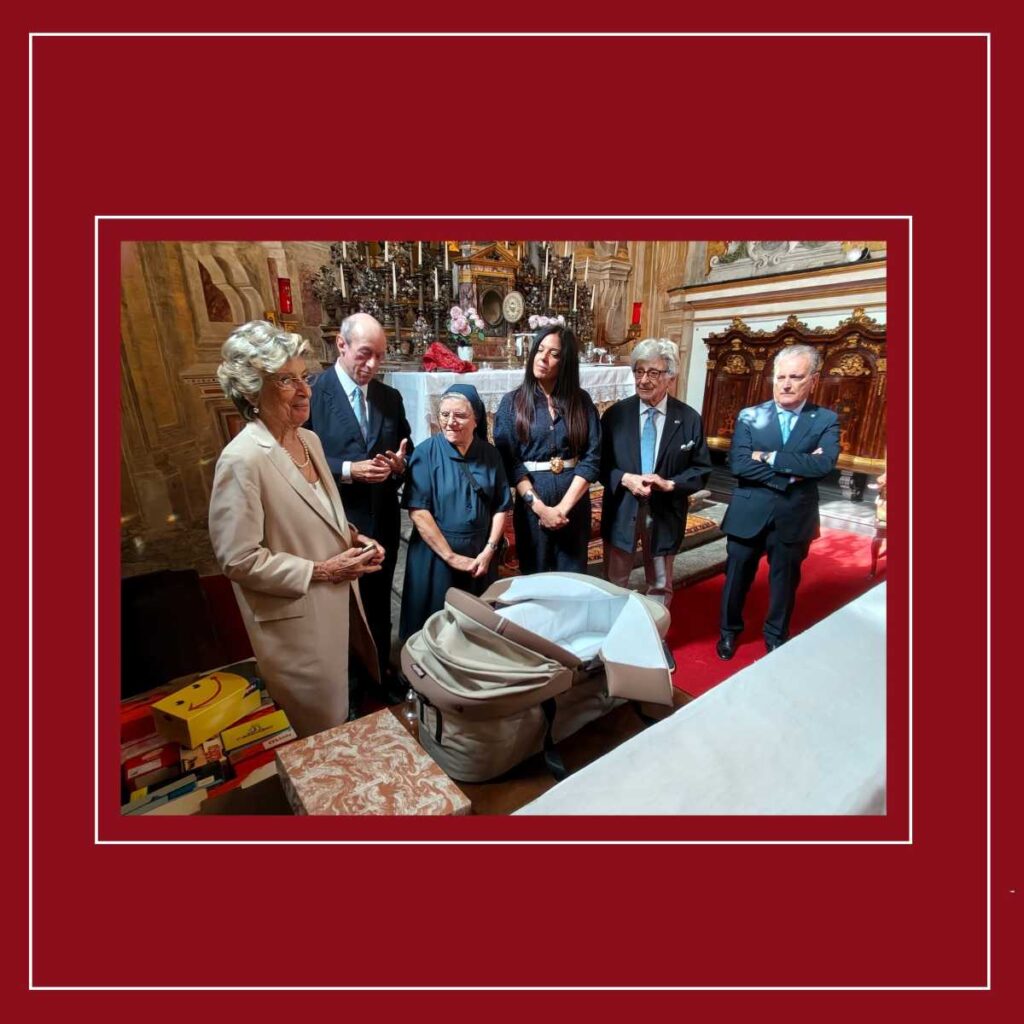 Foto di gruppo con la donazione