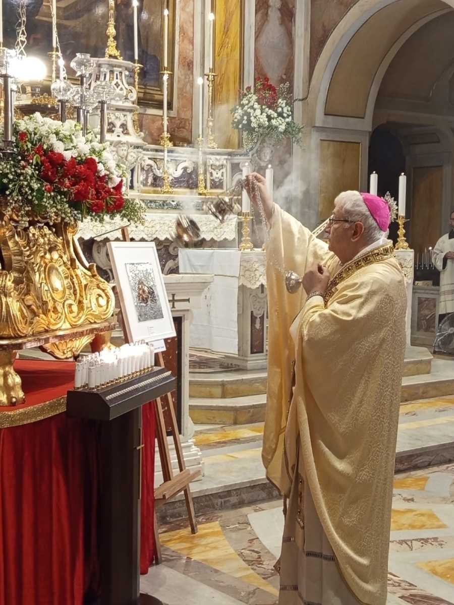Il Vescovo incensa