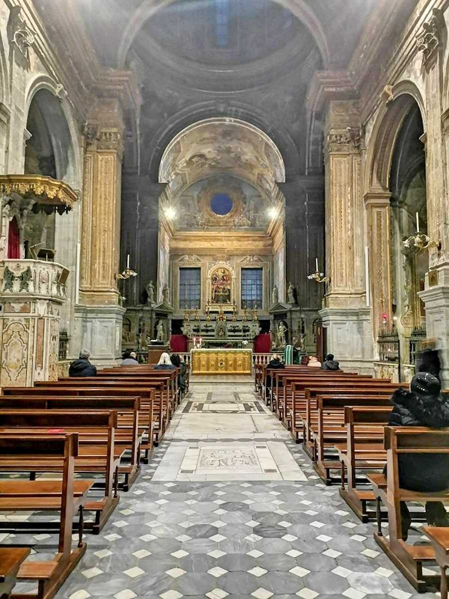 La chiesa interno