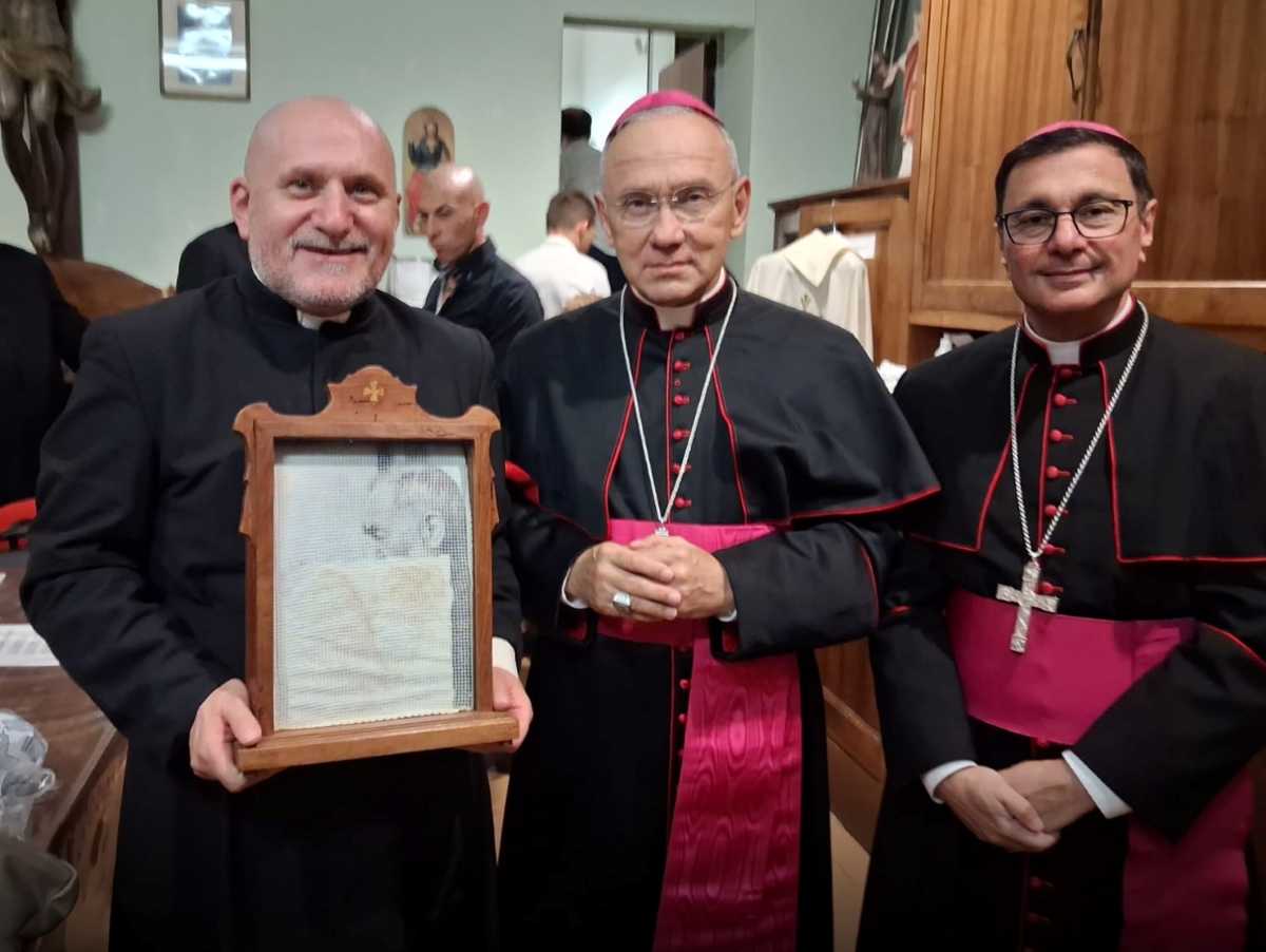 Il parroco con la reliquia e i vescovi