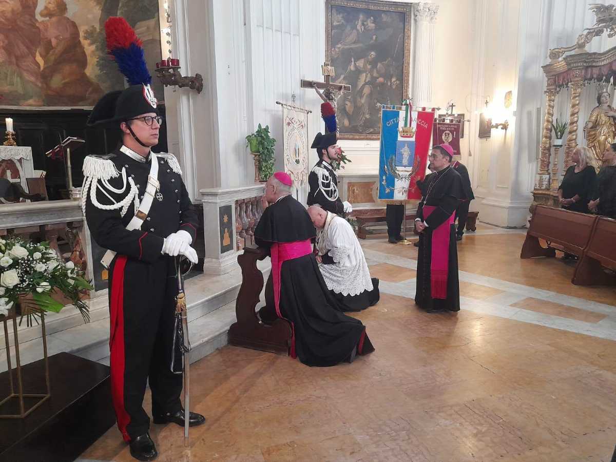 I vescovi e il parroco davanti alla reliquia